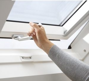 Fereastra VELUX GLU cu maner jos